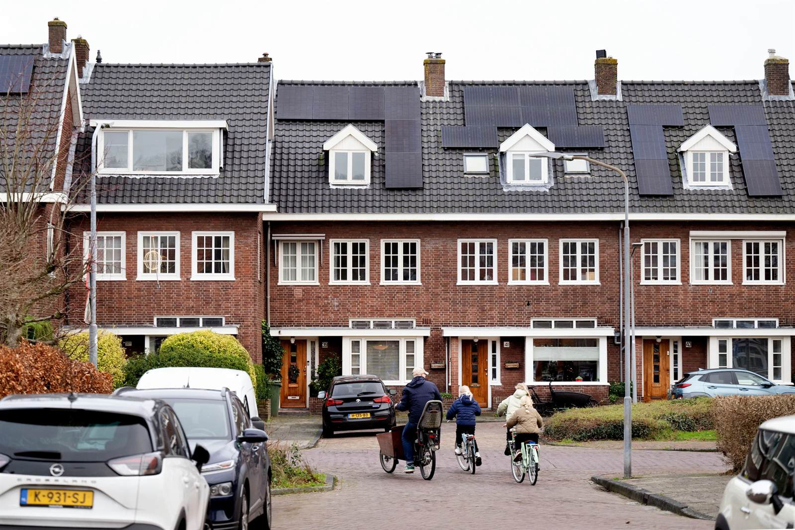 Straatbeeld in het Ramplaankwartier: een rij bakstenen woningen met op veel daken al PVT-panelen.